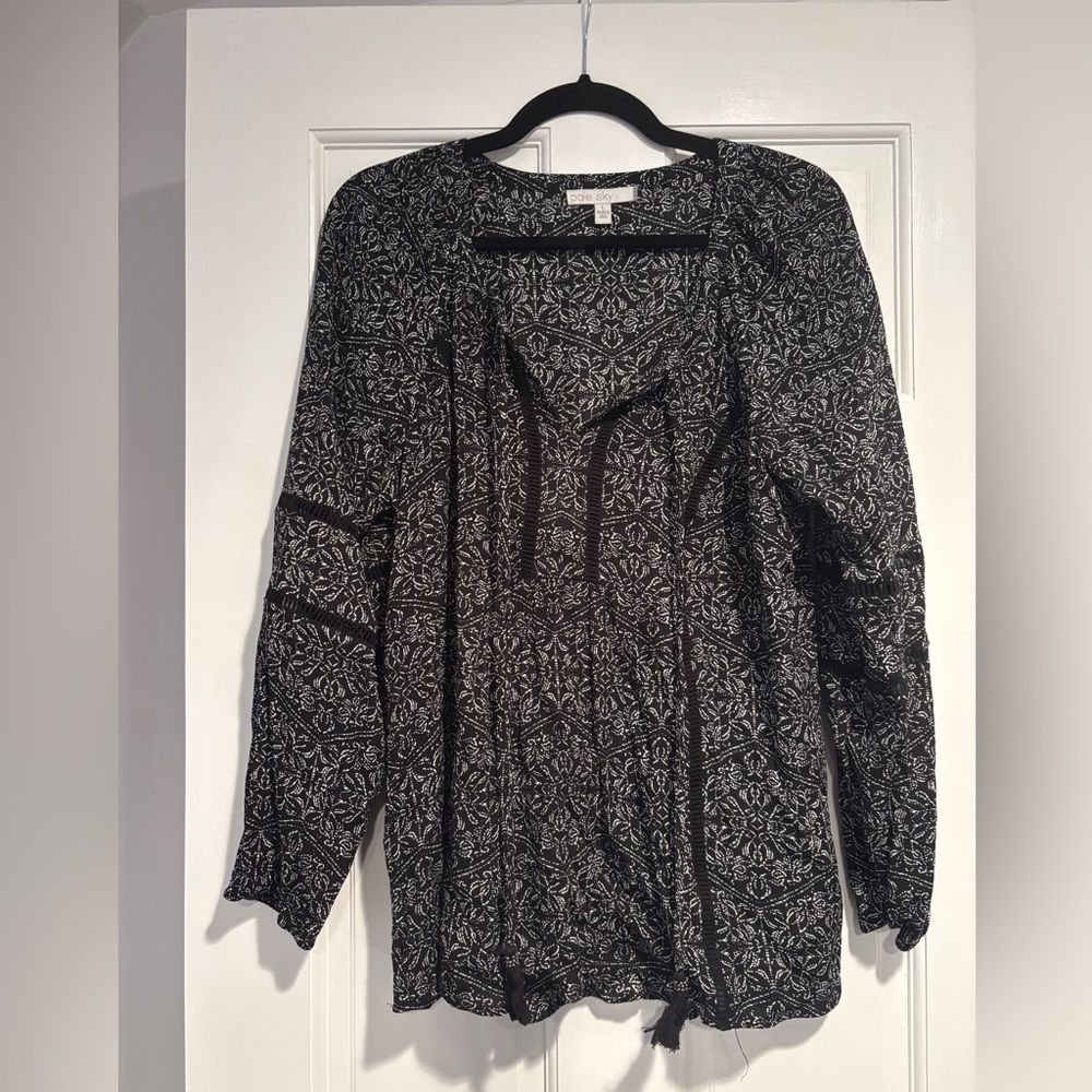 Black and white bohemian top 
100% polyester